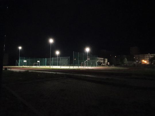 Czytelniczka pyta: Po co całymi nocami pali się oświetlenie na boisku Szkoły Podstawowej nr 2 przy ulicy Żytniej, skoro miasto oszczędza?