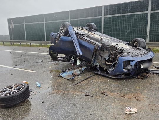 Dachowanie BMW na autostradzie A1.