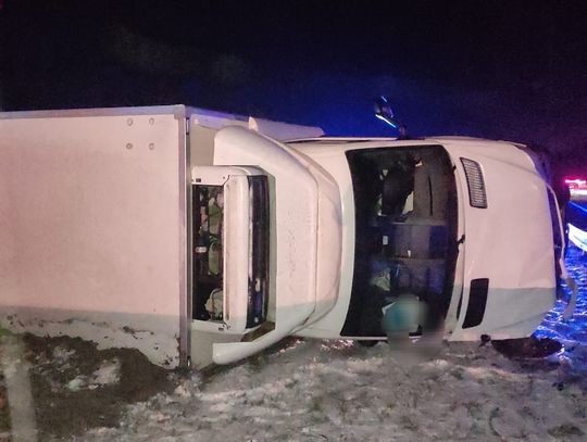 Dachowanie busa i zderzenie dwóch pojazdów na A1 – utrudnienia w ruchu do godziny 23:00. Trwa akcja służb