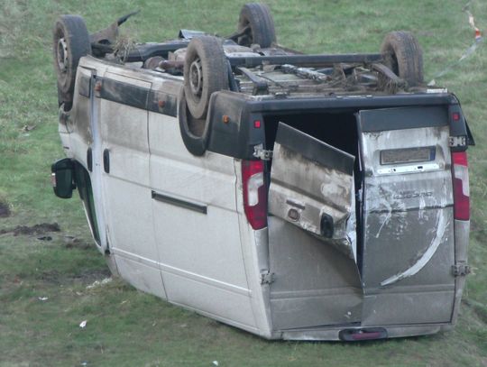 Dachowanie na A1 pod Kowalem. W środku znajdowały się dwie osoby