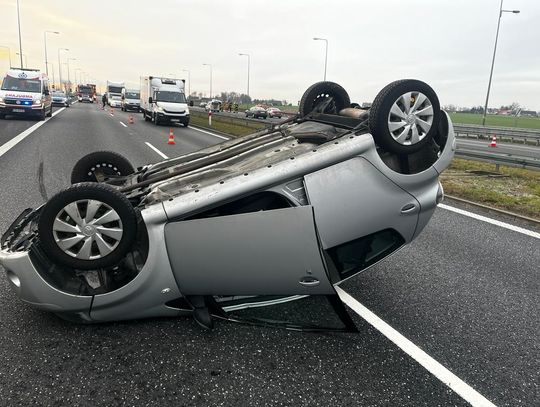 Dachowanie na autostradzie A1. Trzy osoby zostały poszkodowane