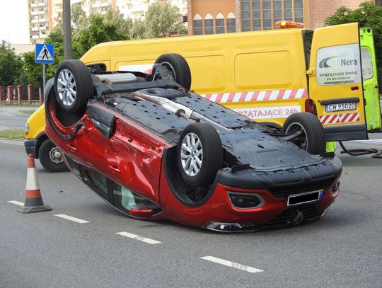 Dachowanie na skrzyżowaniu. Kierowcy pojazdów w szpitalu 