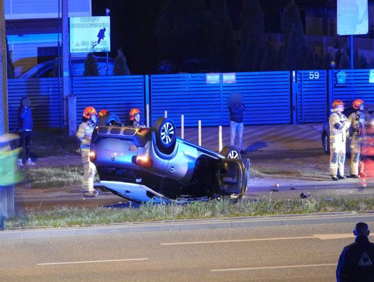 Dachowanie na ul. Kruszyńskiej. Prawdopodobnie poszkodowana jedna osoba