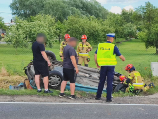 Dachowanie w Bogucinie. Na miejscu działały służby