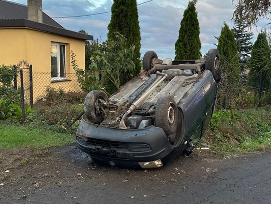 Dachowanie w gminie Brześć Kujawski. Jedna osoba przewieziona do szpitala