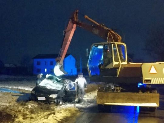 Dachowanie w polu. Potrzebna była koparka, bo pojazd wbił się w ziemię