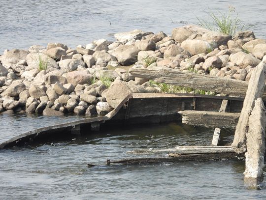 Dawny most wyłania się z Wisły. IMGW: susza hydrologiczna w regionie