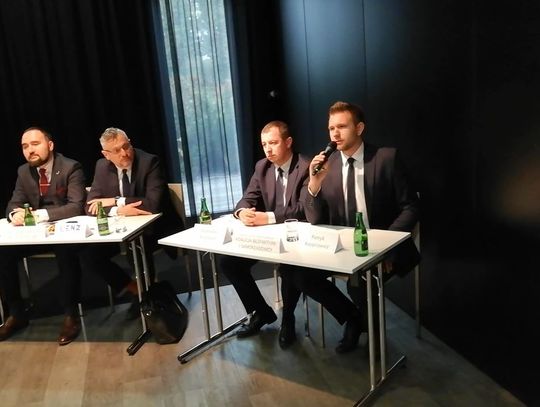 Debata BCC w Toruniu. Z Włocławka: P. Kacprowicz (BiS) i D. Alabrudziński (KO): "Aktualny rząd po prostu kupuje głosy..."