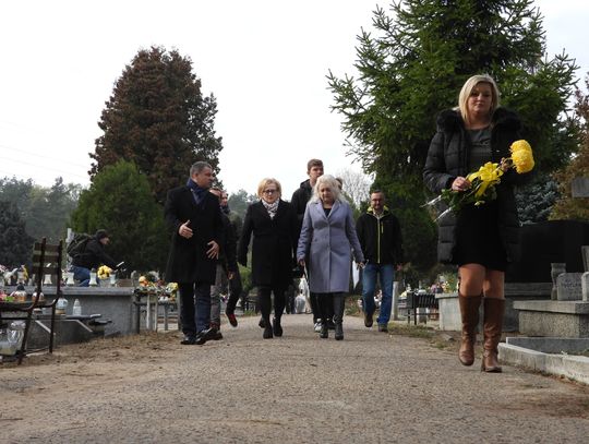 Delegacja z ratusza złożyła kwiaty na grobach znanych włocławian 