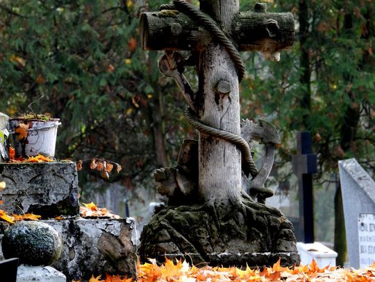 Dewastowano nagrobki, chowano "na dziko". Dziś cmentarz komunalny ma ponad 100 lat
