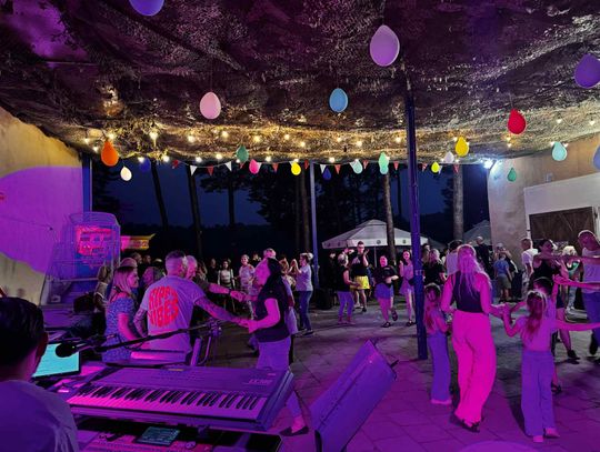 Disco polo pod gwiazdami nad Jeziorem Czarnym. Była muzyka, taniec i zabawa do białego rana