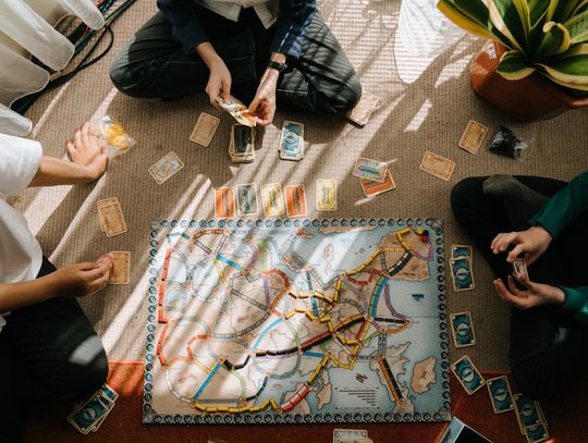 Dlaczego warto grać w gry planszowe z rodziną?