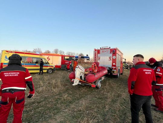 Dramatyczna akcja ratunkowa. Pod dwójką osób załamał się lód
