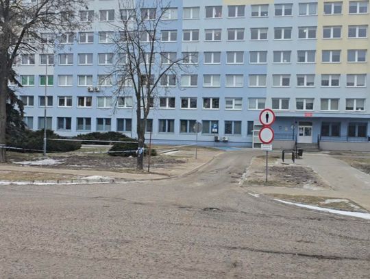 Duże zmiany przed budynkiem Komendy Policji we Włocławku. Zniknęło ogrodzenie i charakterystyczne przejście