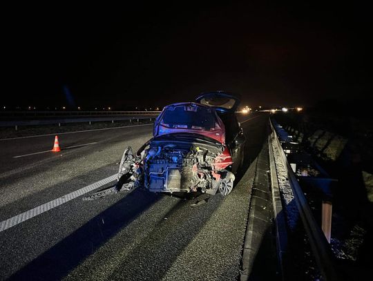 Dwa auta uderzyły w bariery na autostradzie w odstępie kilku minut