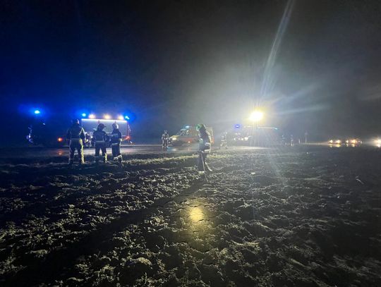 Dwa BMW wypadły z drogi. 19-letni kierowca i pasażerka trafili do szpitala