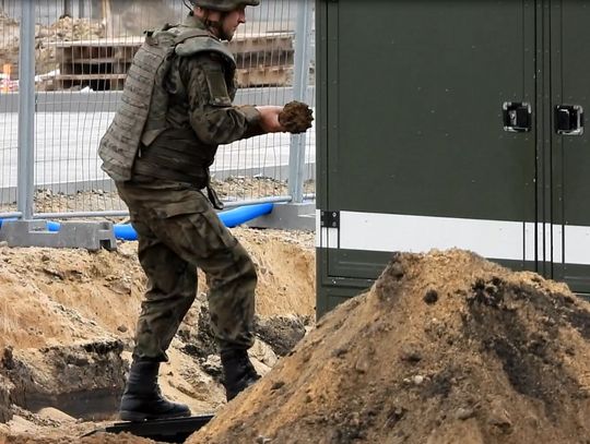 Dwa granaty moździerzowe i pocisk artyleryjski na terenie budowy Castoramy we Włocławku