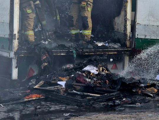 Dwa pojazdy spłonęły przy ul. Brackiej. Trzy kolejne zostały nadpalone