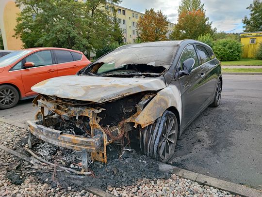 Dwa pożary przy ul. Fredry w ciągu 15 minut. Paliły się Hyundai i pergola śmietnikowa