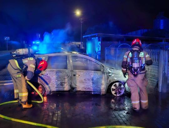 Dwa pożary samochodów w regionie. Spłonęła osobówka i dostawcze Iveco