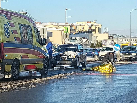 [aktualizacja] Dwie osoby w szpitalu po tym, jak 37-latka w BMW wjechała na przejście