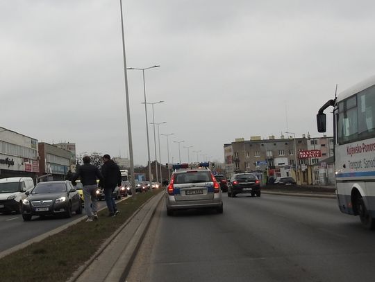 Dwóch mężczyzn wbiegło na ul. Okrzei i zatrzymało radiowóz, co się wydarzyło? 