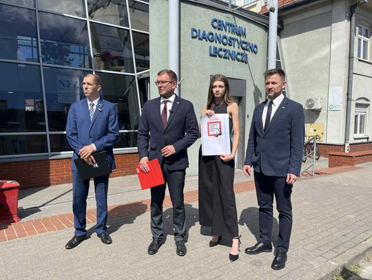 Działacze Ruchu Narodowego i Konfederacji grzmią pod Centrum Onkologii i zbierają podpisy pod petycją