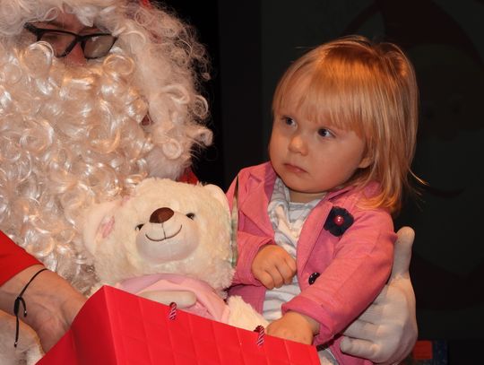 Dzieci z domów dziecka pisały listy. Dziś Mikołaj spełnił ich marzenia, przyniósł 190 paczek!