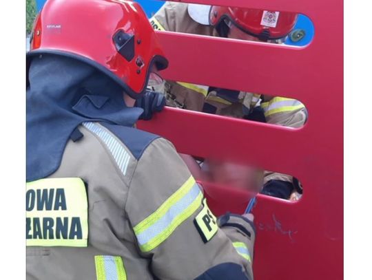 Dziecko zaklinowało się w jednym z urządzeń na placu zabaw. Strażacy musieli rozciąć "ściankę"