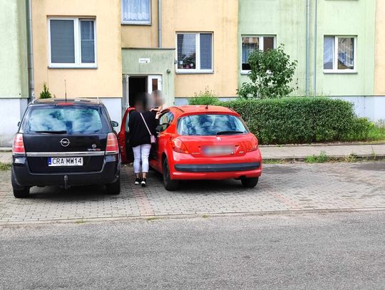Dziecko zatrzasnięte w samochodzie. Na miejscu strażacy i policja