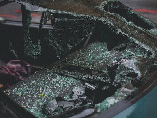 Dziecko zatrzaśnięte w samochodzie. Strażacy musieli wybić szybę