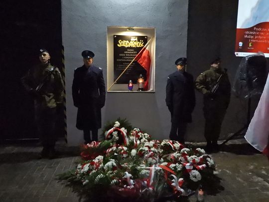 Dziś rocznica wprowadzenia stanu wojennego w Polsce. Pod tablicą "Solidarności" złożono kwiaty