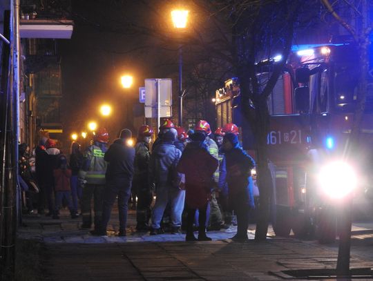 Ewakuacja kamienicy przy ul. Żabiej na miejscu trzy wozy strażackie i policja