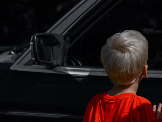 Fabianki: obcy mężczyzna miał zaczepiać dzieci przy sklepie. „Chciał, żeby wsiadły do auta”