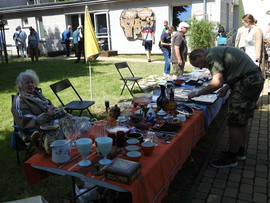 Fajans, książki, militaria, rzeźby... Trwa Jarmark Staroci Rękodzieła Ludowego