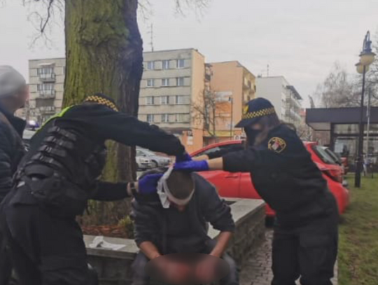  Fatalny upadek pod ratuszem. Pomocy udzielili strażnicy miejscy (zdjęcie w artykule nie dla wrażliwych)