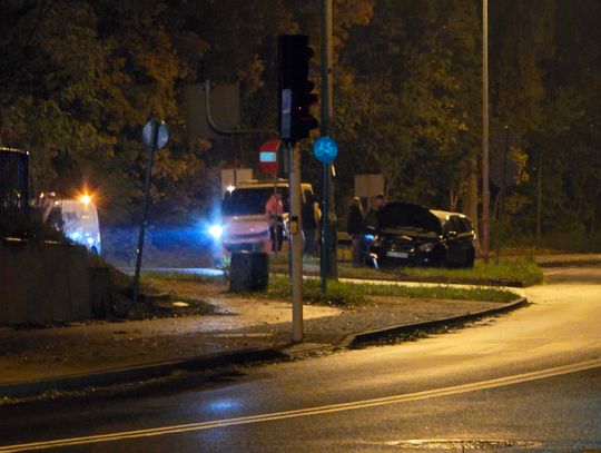 Ford przewrócił się na bok na ulicy Grodzkiej. 18-latek ukarany mandatem