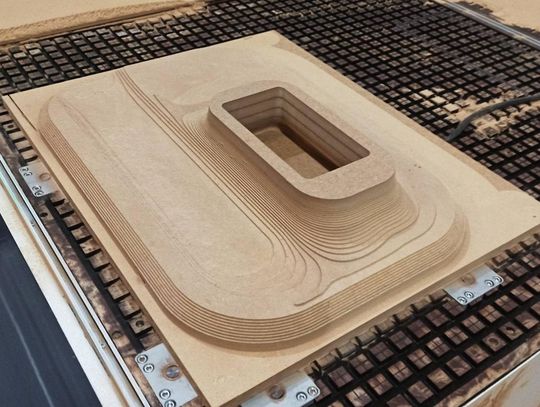 Frezowanie CNC 3D – jak powstają elementy przestrzenne i kiedy warto je wykonać? Frezowanie CNC 3D – jak powstają elementy przestrzenne i kiedy warto je wykonać?