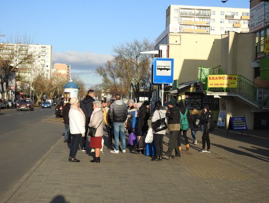 Fryzjerzy, salony piękności, tatuażu i markety budowlane zamknięte od jutra. Osoby do 18 roku życia mają zakaz wychodzenia z domu bez opieki dorosłego