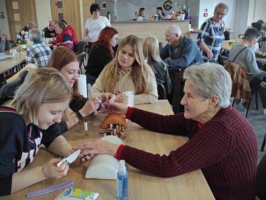 Fryzjerzy z „Chemika” z wizytą u seniorów. Zadbali o fryzury, makijaż i paznokcie