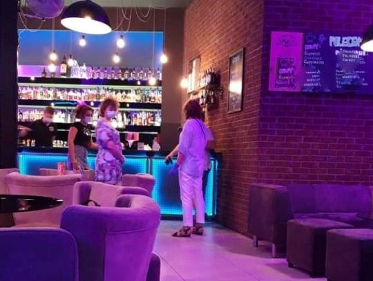 Funkcjonariusze skontrolowali, czy w sklepach i pubach przestrzegany jest obowiązek zasłaniania ust i nosa w związku z panującą epidemią 