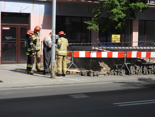 Gaz ulatniał się z wykopu na ul. Warszawskiej. Mieszkańcy wezwali strażaków