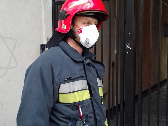 Gdy strażacy wyważyli drzwi, staruszka leżała na podłodze. To mogło skończyć się tragicznie...