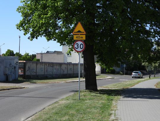 "Gdyby głupota miała skrzydła to nasi radni by szybowali". 30 km/h na Wiejskiej i dwa ograniczniki obok siebie na Broniewskiego