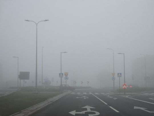 Gęsta mgła w regionie. IMGW ostrzega kierowców