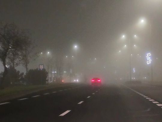 Gęsta mgła w regionie. IMGW ostrzega kierowców