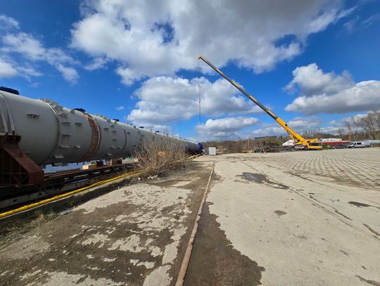 Gigantyczny transport Wisłą przez Włocławek. Były utrudnienia, ale śluzowanie przebiegło bez problemów
