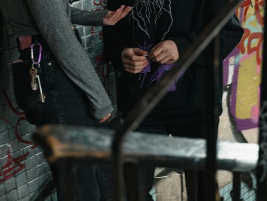 GIS ostrzega: jest nowy dopalacz doprowadzający do śmierci. Sprzedawany w postaci proszku, kryształów, znaczków, tabletek lub liquidów do palenia