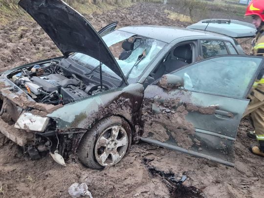 Zjechał z ronda i dachował. Akcja służb w gminie Lubraniec