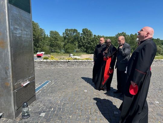 Gość z Watykanu we Włocławku. Kardynał odwiedził m.in tamę